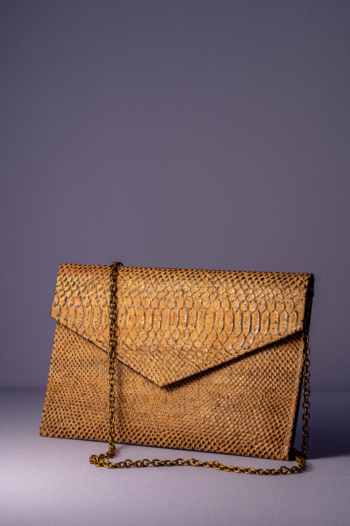 Τσάντα -φάκελος από φελλό με αλυσίδα